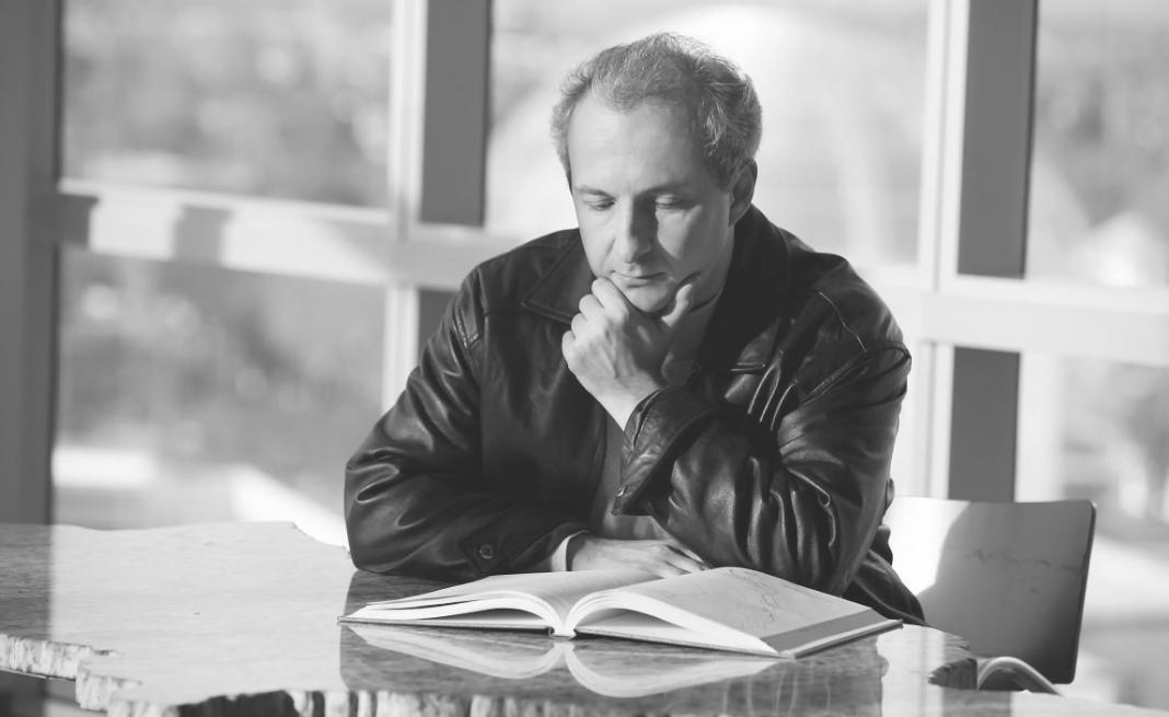 Estudiantes trabajando en proyectos de ideas de negocio